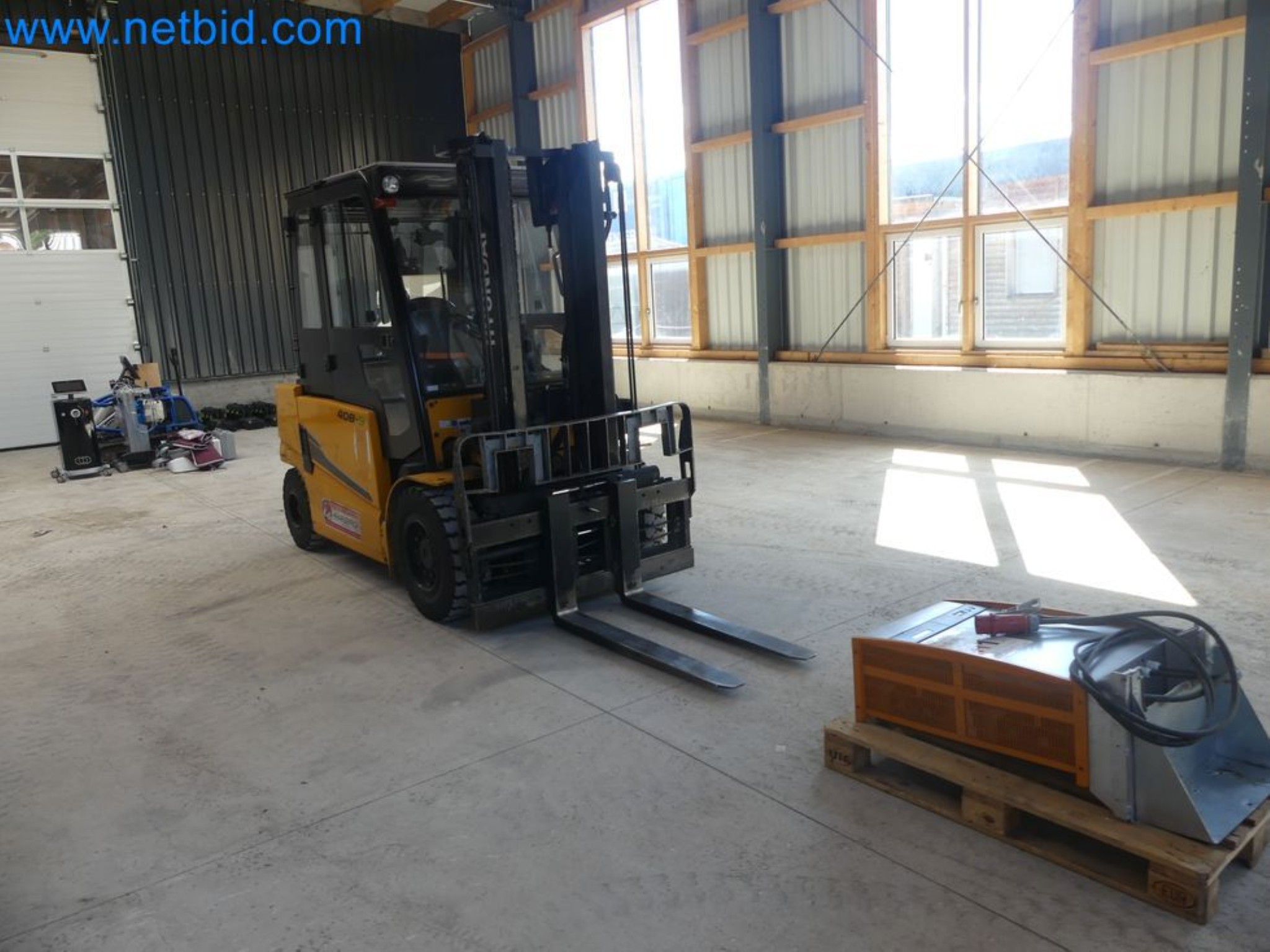 Hyundai 40B-9 electric front forklift truck with Still HFX 80V-170A charger-24