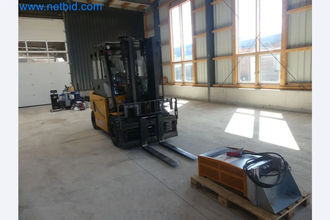 Hyundai 40B-9 electric front forklift truck with Still HFX 80V-170A charger-25