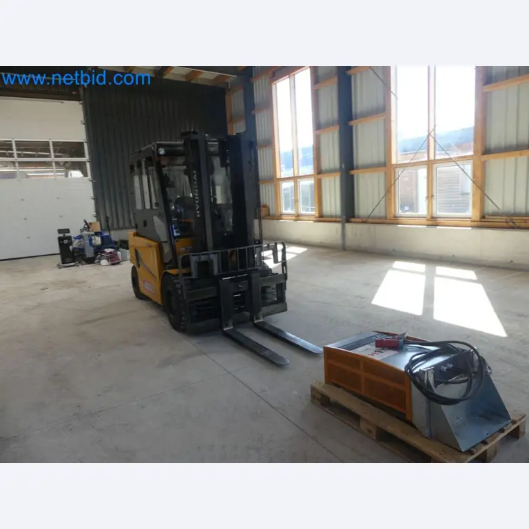 Hyundai 40B-9 electric front forklift truck with Still HFX 80V-170A charger-25