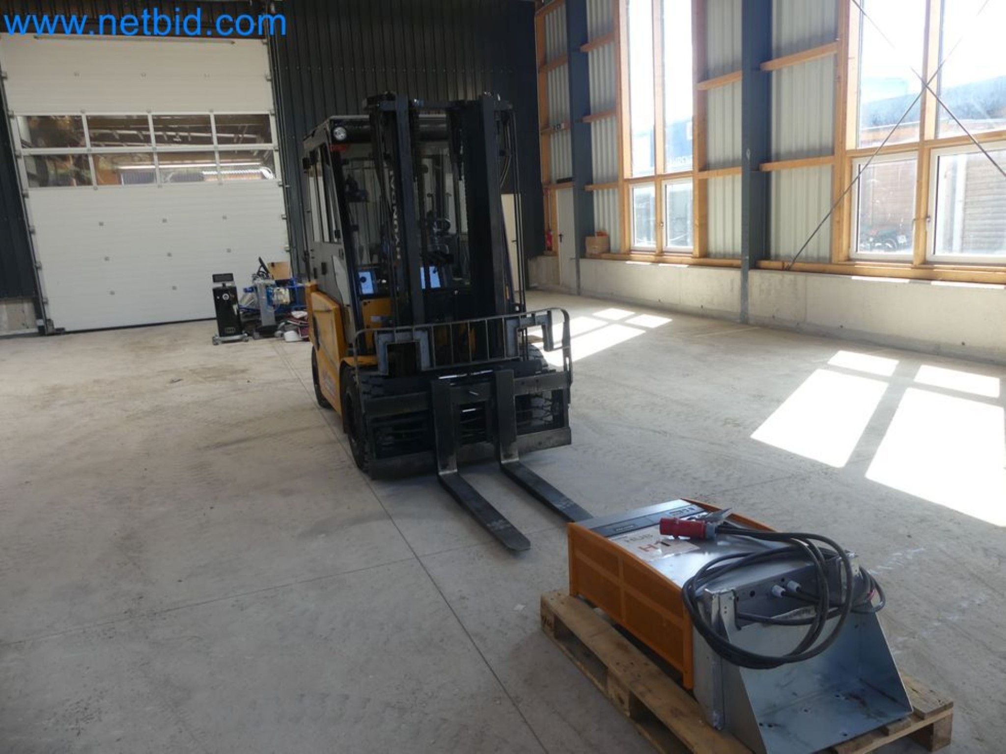 Hyundai 40B-9 electric front forklift truck with Still HFX 80V-170A charger-26