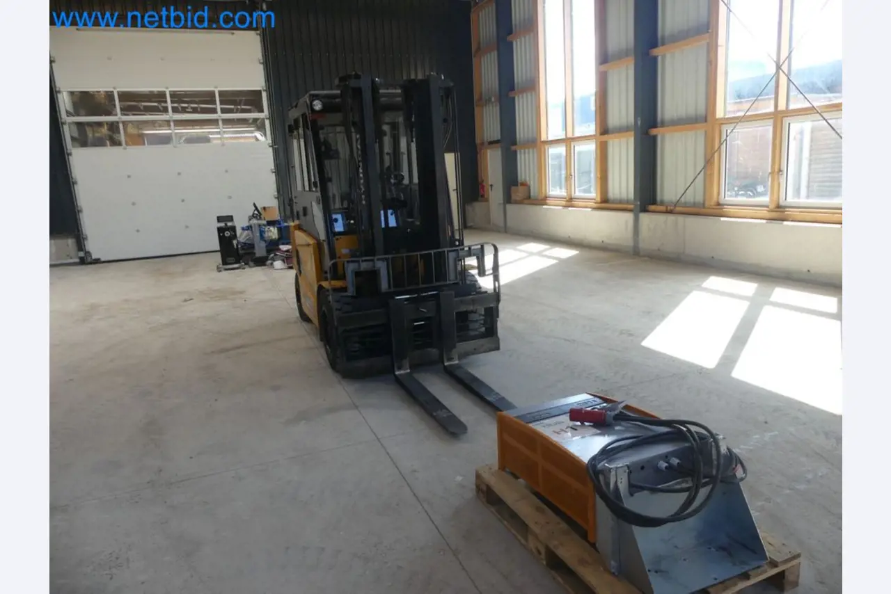 Hyundai 40B-9 electric front forklift truck with Still HFX 80V-170A charger-26