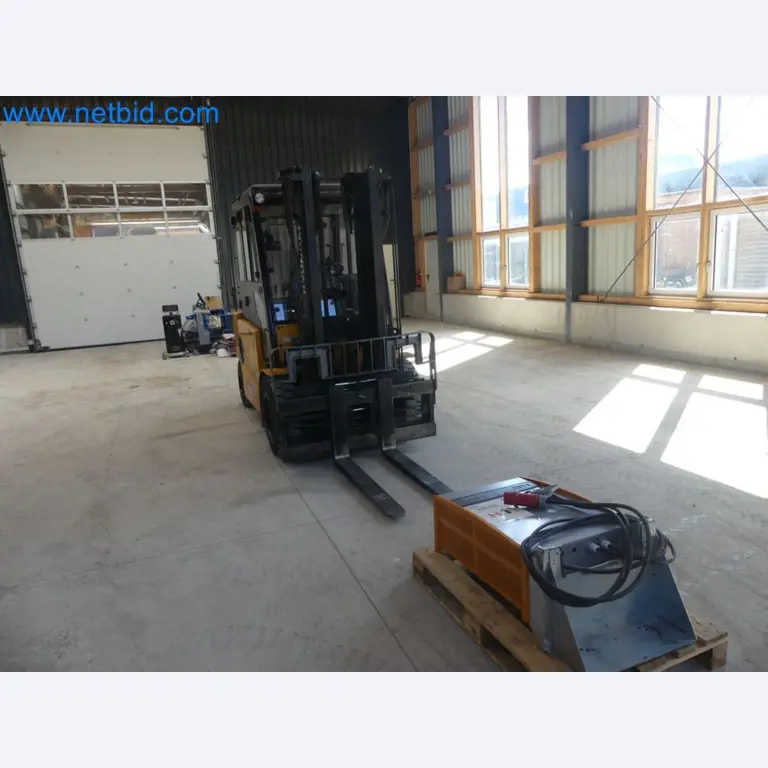 Hyundai 40B-9 electric front forklift truck with Still HFX 80V-170A charger-26