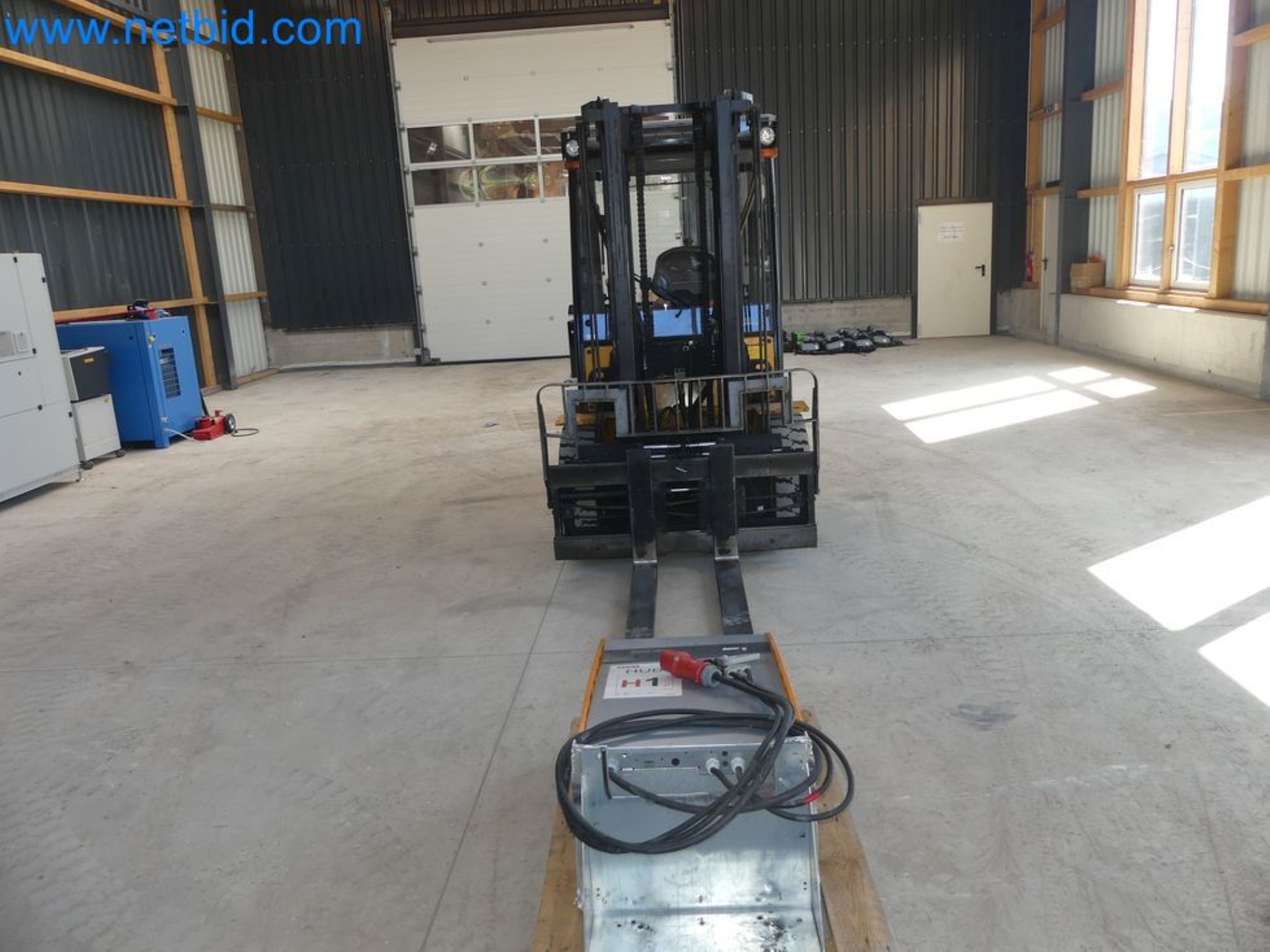 Hyundai 40B-9 electric front forklift truck with Still HFX 80V-170A charger-27