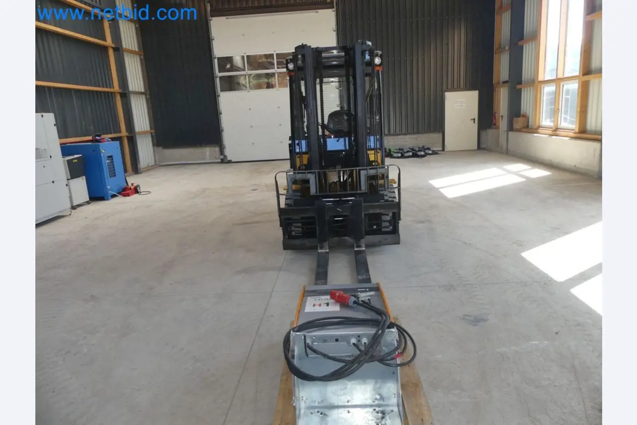 Hyundai 40B-9 electric front forklift truck with Still HFX 80V-170A charger-27