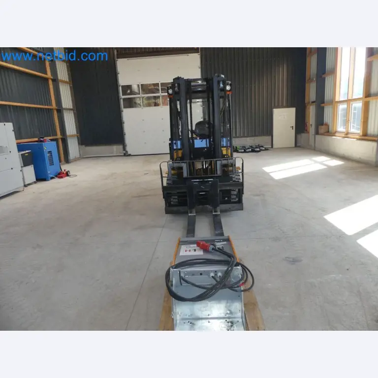 Hyundai 40B-9 electric front forklift truck with Still HFX 80V-170A charger-27