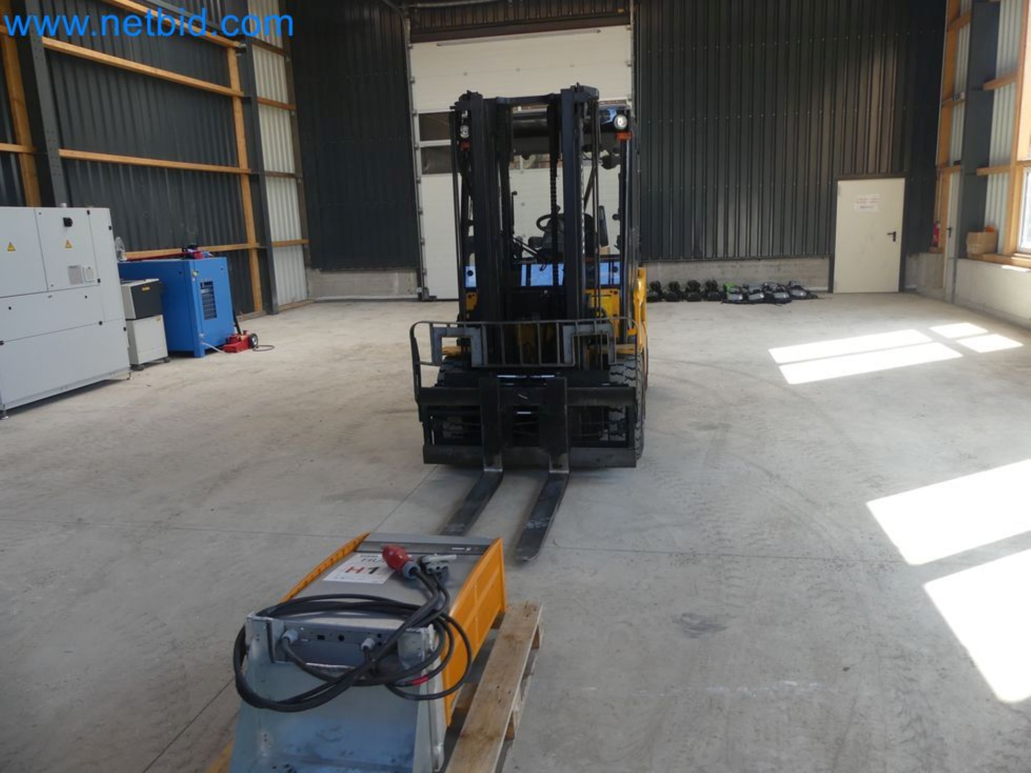 Hyundai 40B-9 electric front forklift truck with Still HFX 80V-170A charger-28