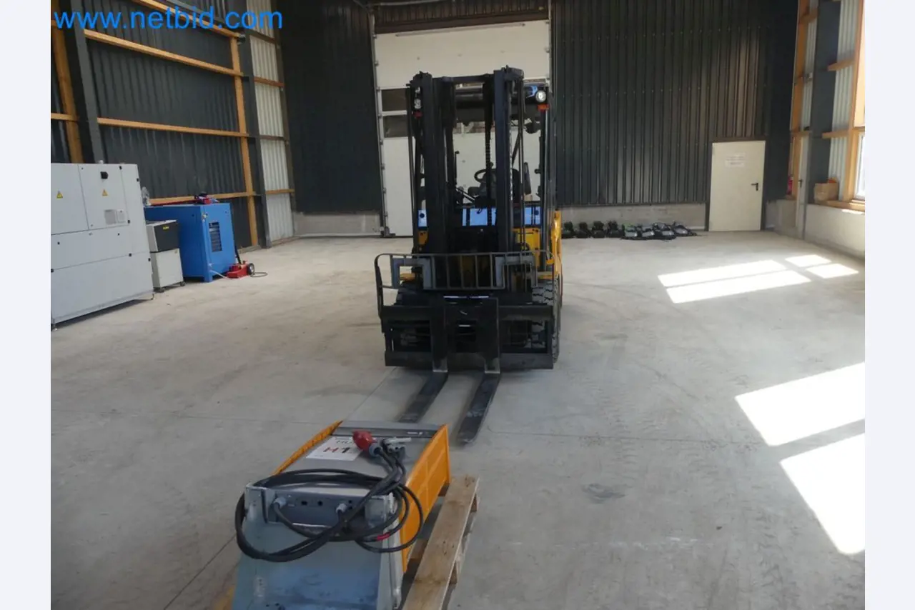 Hyundai 40B-9 electric front forklift truck with Still HFX 80V-170A charger-28