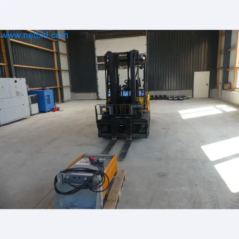 Hyundai 40B-9 electric front forklift truck with Still HFX 80V-170A charger-28