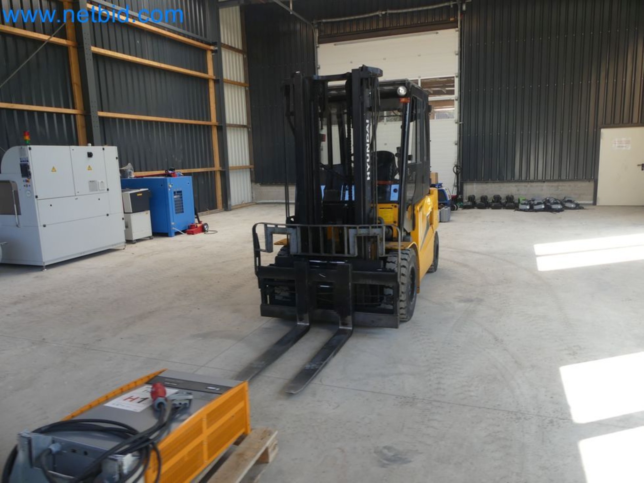 Hyundai 40B-9 electric front forklift truck with Still HFX 80V-170A charger-29