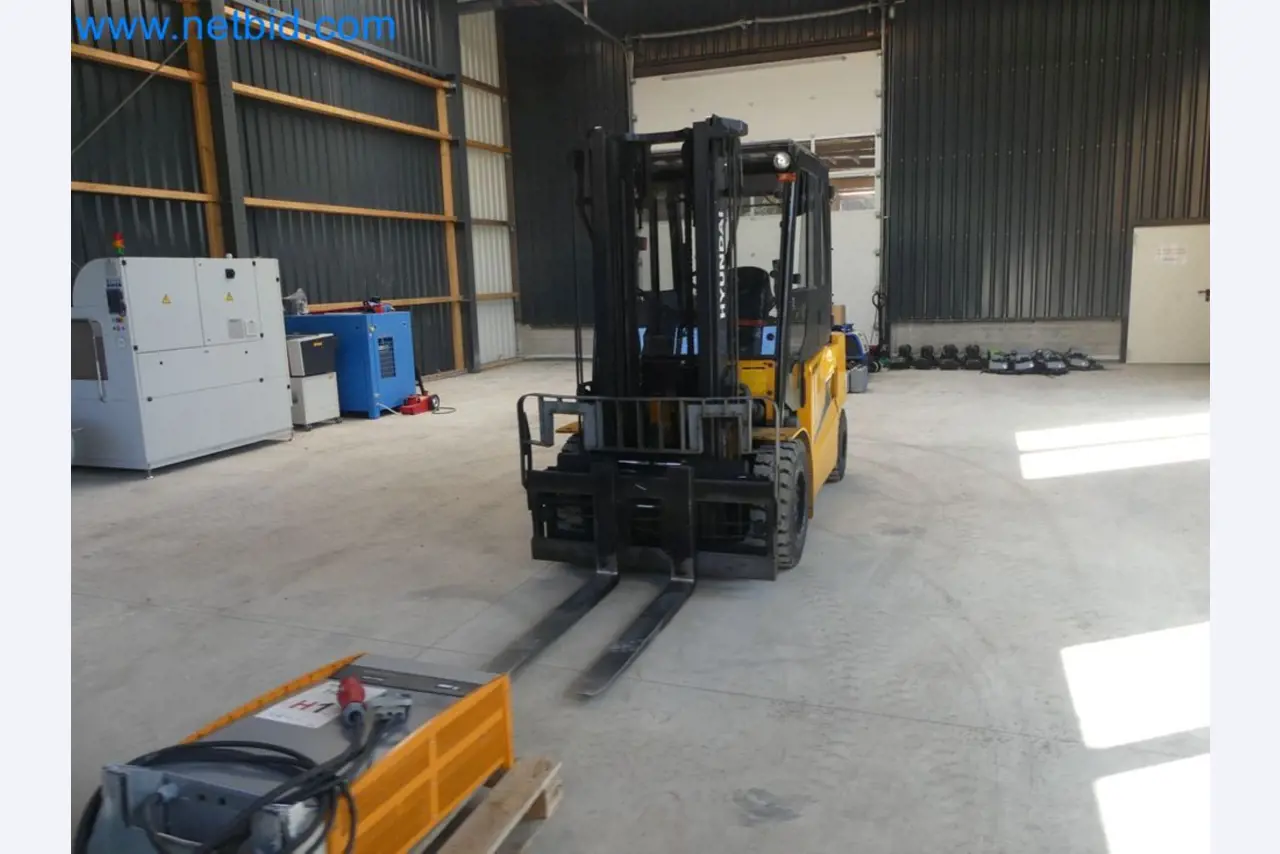 Hyundai 40B-9 electric front forklift truck with Still HFX 80V-170A charger-29