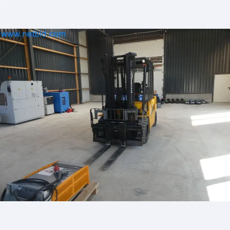 Hyundai 40B-9 electric front forklift truck with Still HFX 80V-170A charger-29