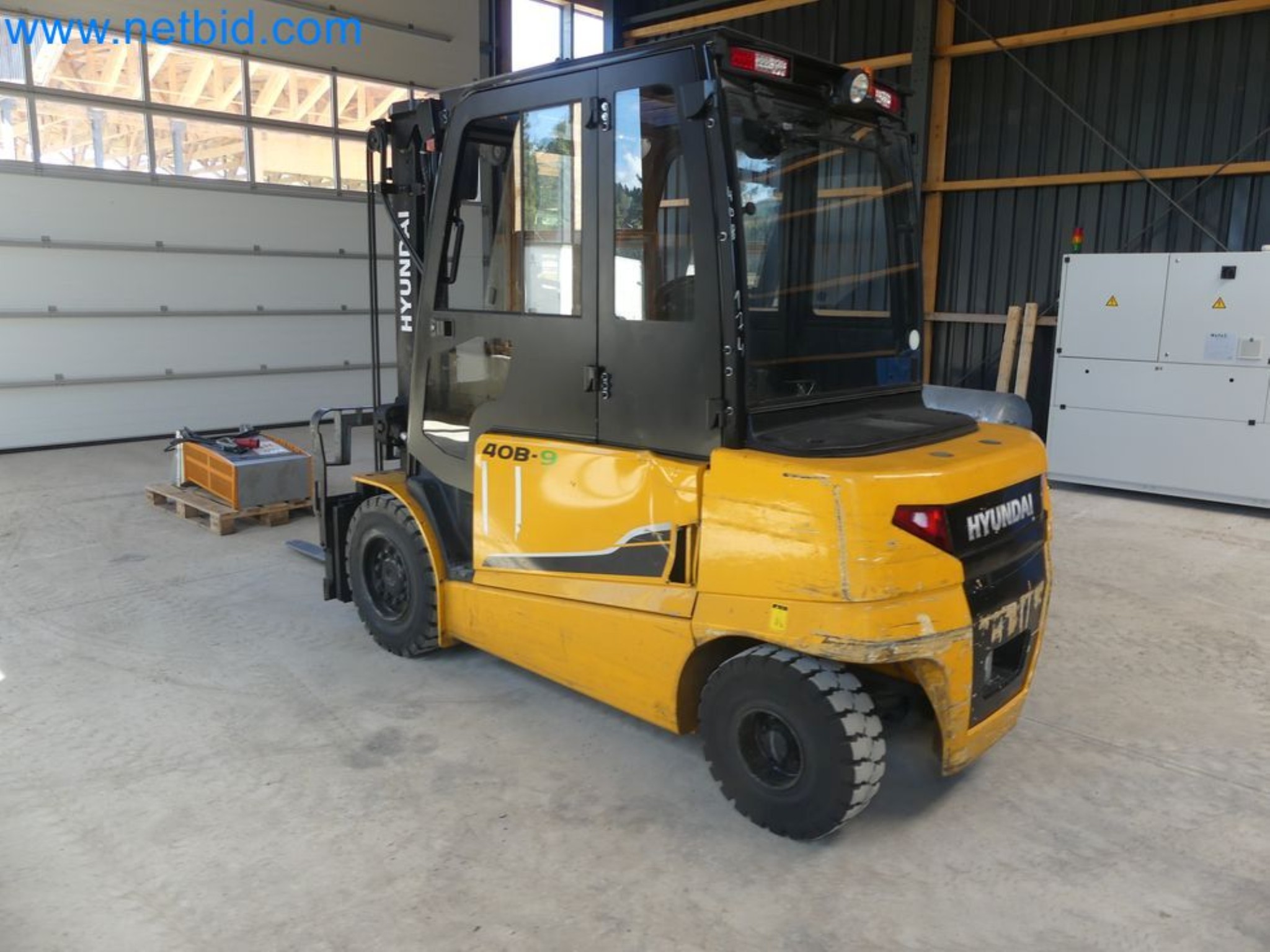 Hyundai 40B-9 electric front forklift truck with Still HFX 80V-170A charger-2