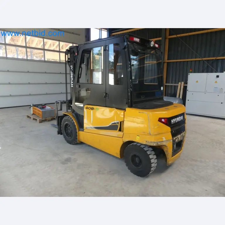 Hyundai 40B-9 electric front forklift truck with Still HFX 80V-170A charger-2