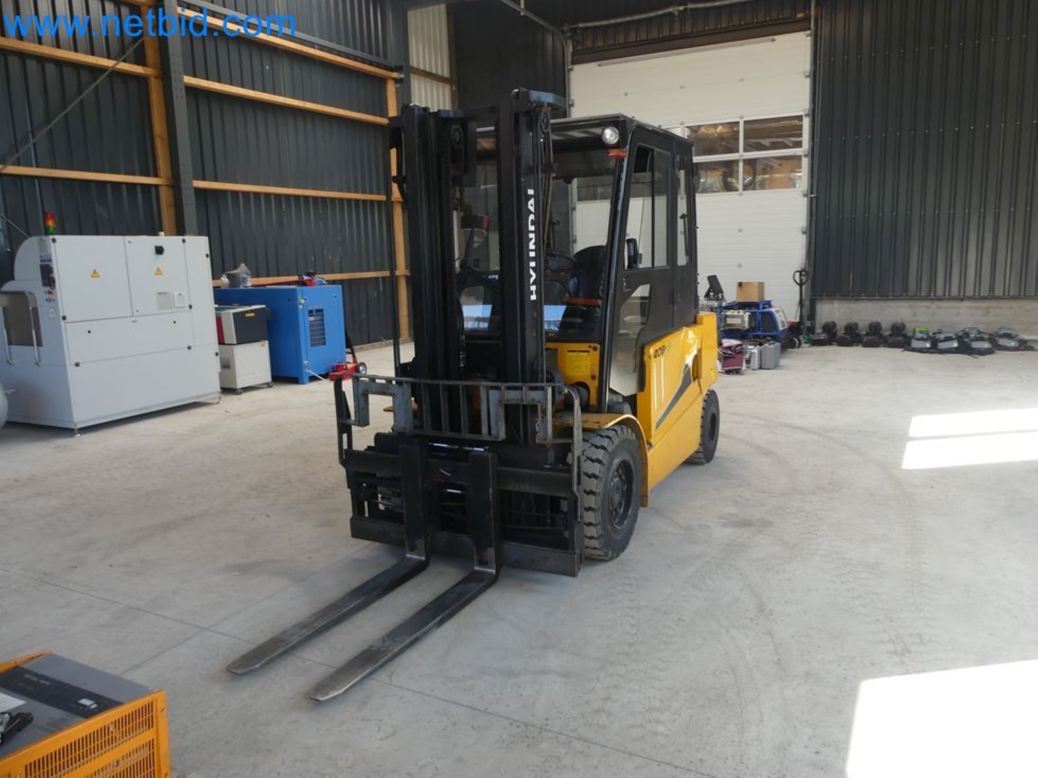 Hyundai 40B-9 electric front forklift truck with Still HFX 80V-170A charger-30