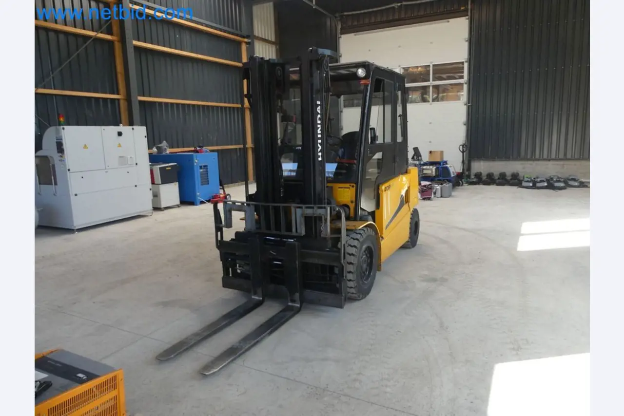 Hyundai 40B-9 electric front forklift truck with Still HFX 80V-170A charger-30