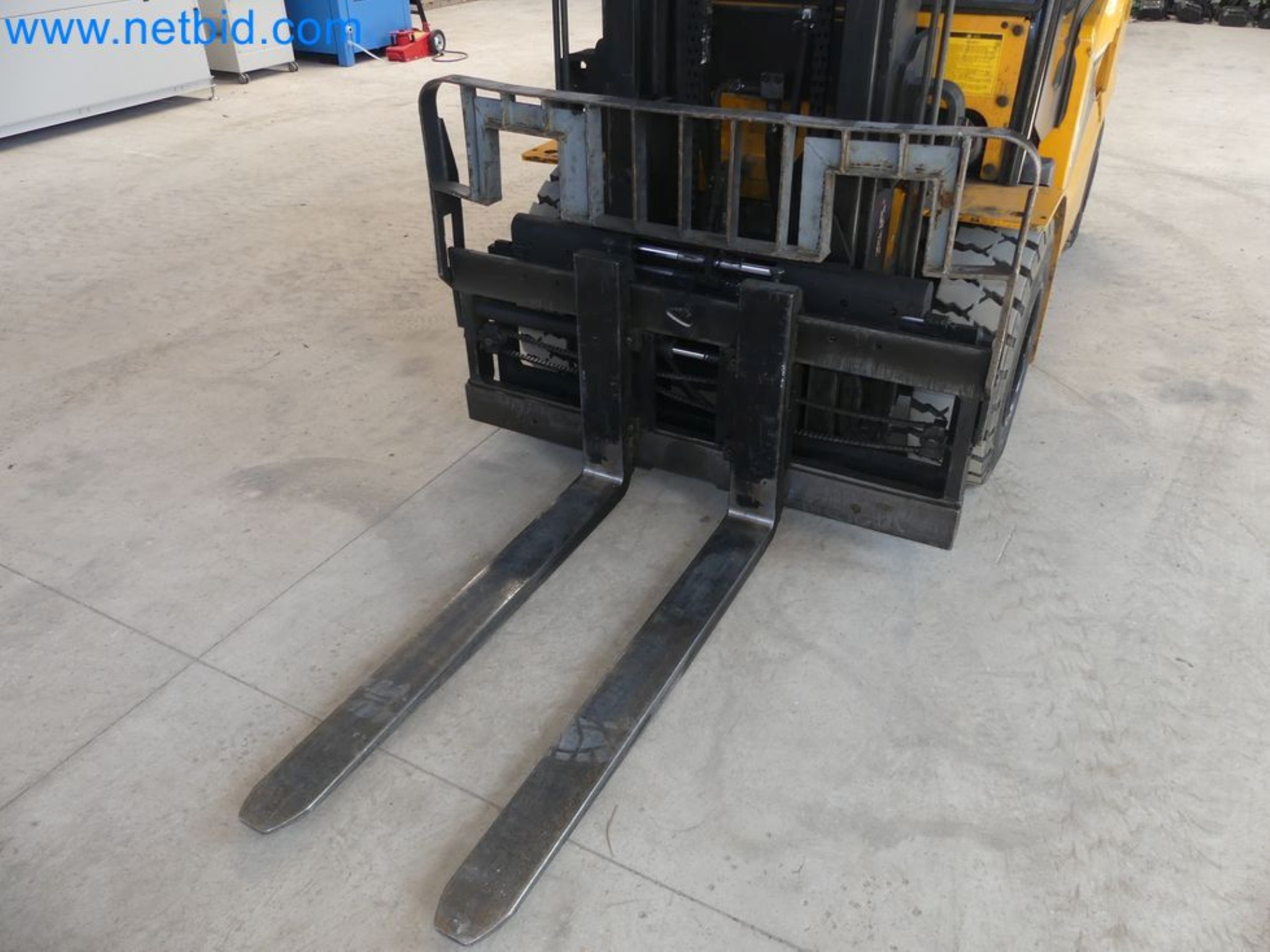 Hyundai 40B-9 electric front forklift truck with Still HFX 80V-170A charger-31