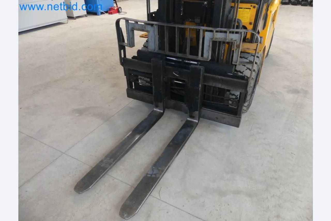 Hyundai 40B-9 electric front forklift truck with Still HFX 80V-170A charger-31