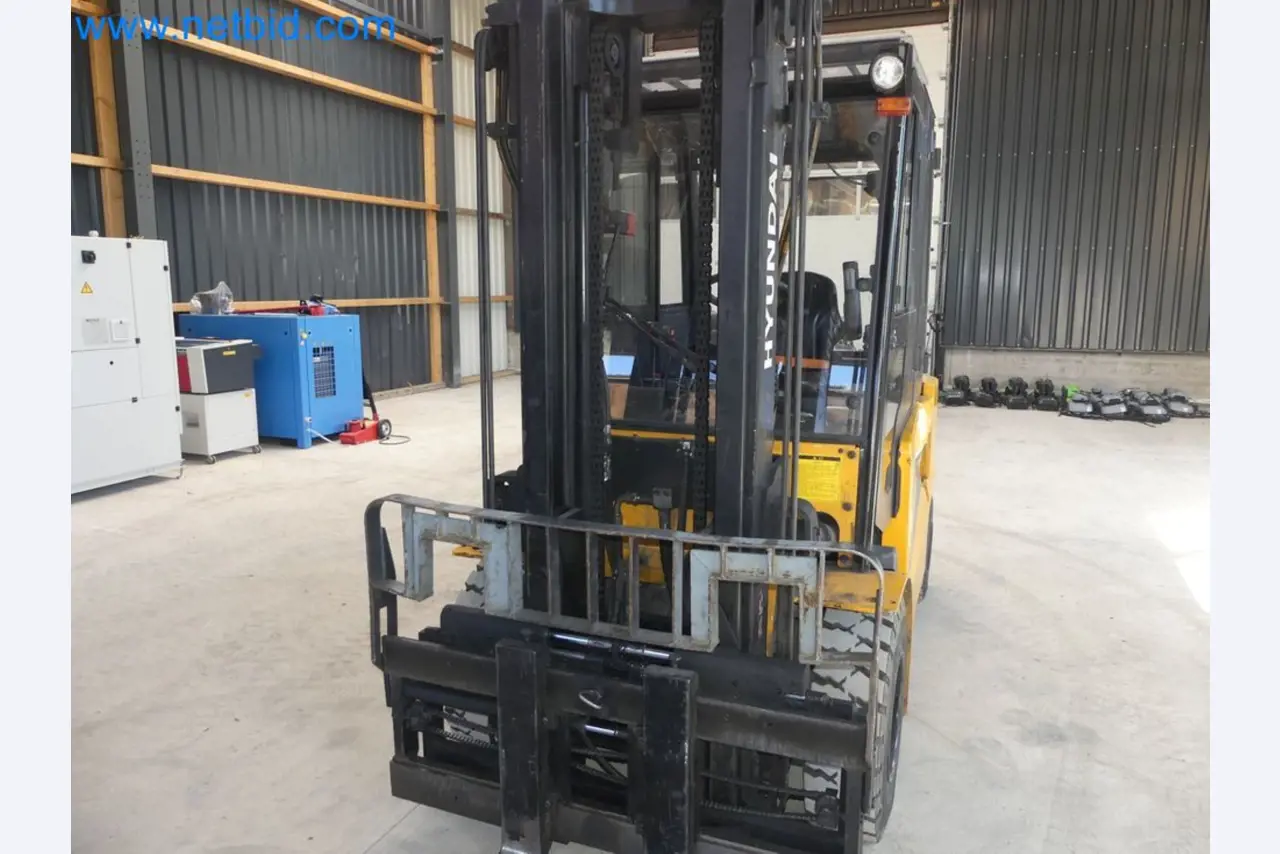 Hyundai 40B-9 electric front forklift truck with Still HFX 80V-170A charger-32