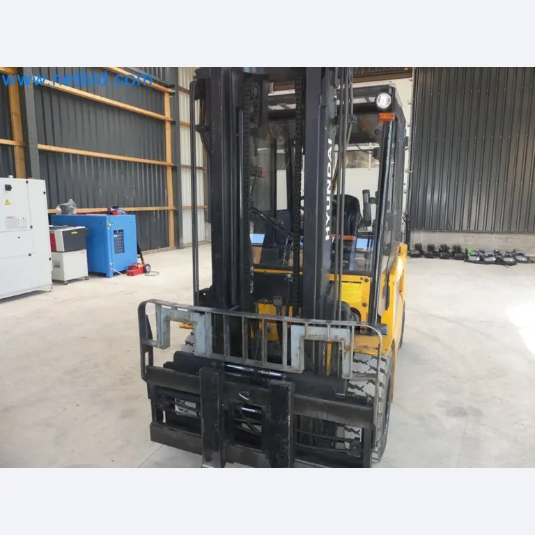 Hyundai 40B-9 electric front forklift truck with Still HFX 80V-170A charger-32