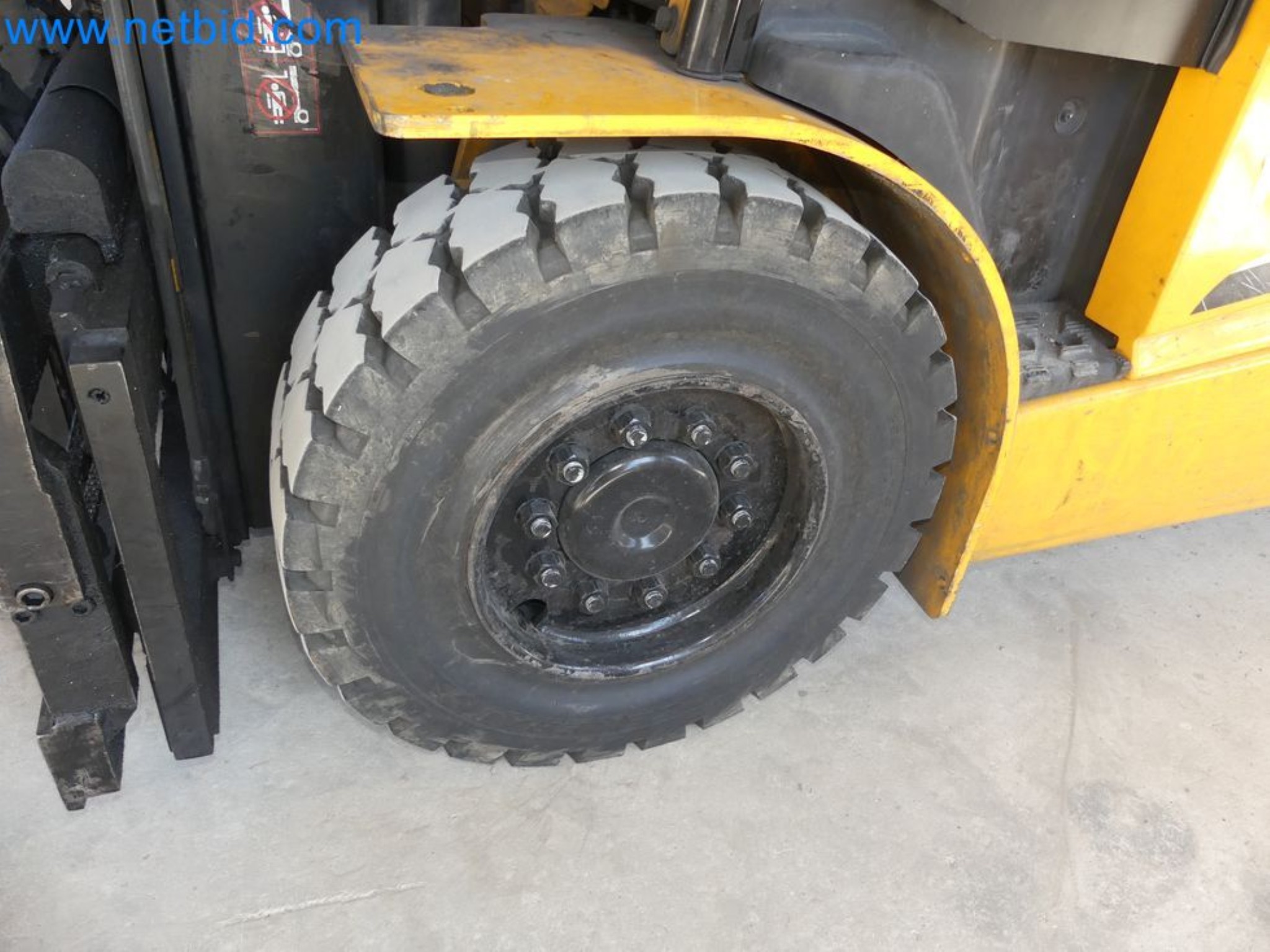 Hyundai 40B-9 electric front forklift truck with Still HFX 80V-170A charger-33