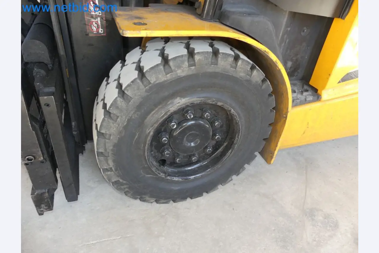 Hyundai 40B-9 electric front forklift truck with Still HFX 80V-170A charger-33