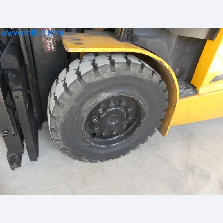 Hyundai 40B-9 electric front forklift truck with Still HFX 80V-170A charger-33