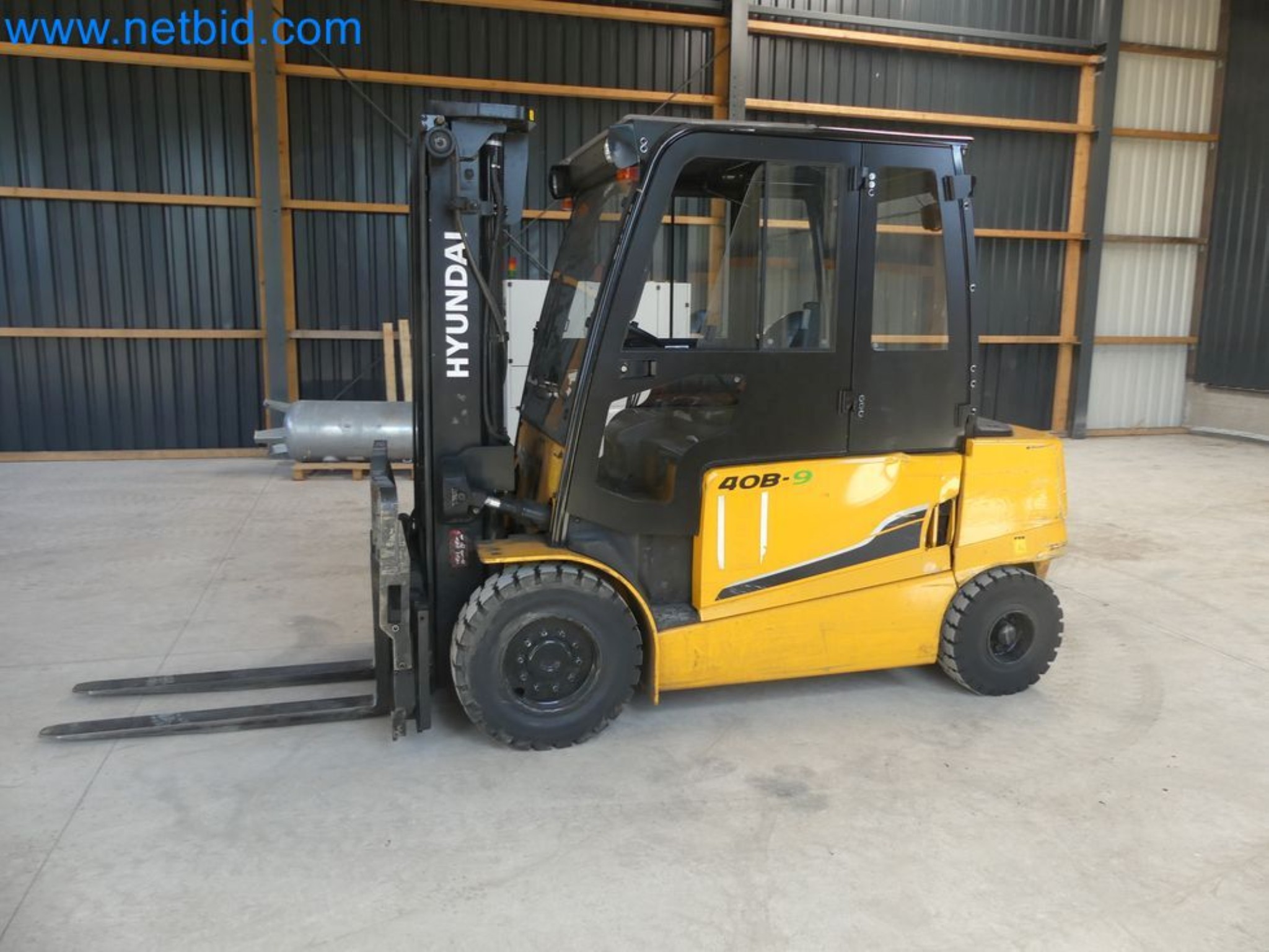 Hyundai 40B-9 electric front forklift truck with Still HFX 80V-170A charger-34