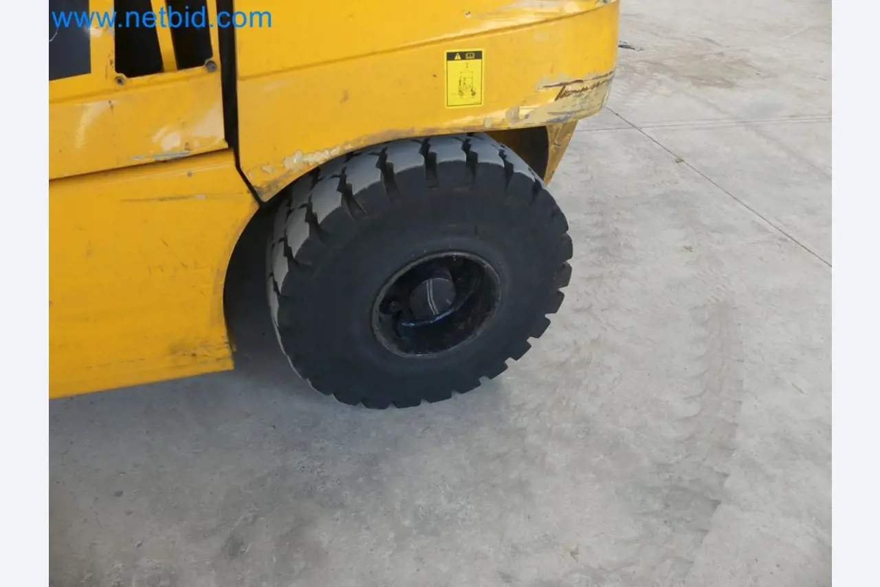 Hyundai 40B-9 electric front forklift truck with Still HFX 80V-170A charger-35