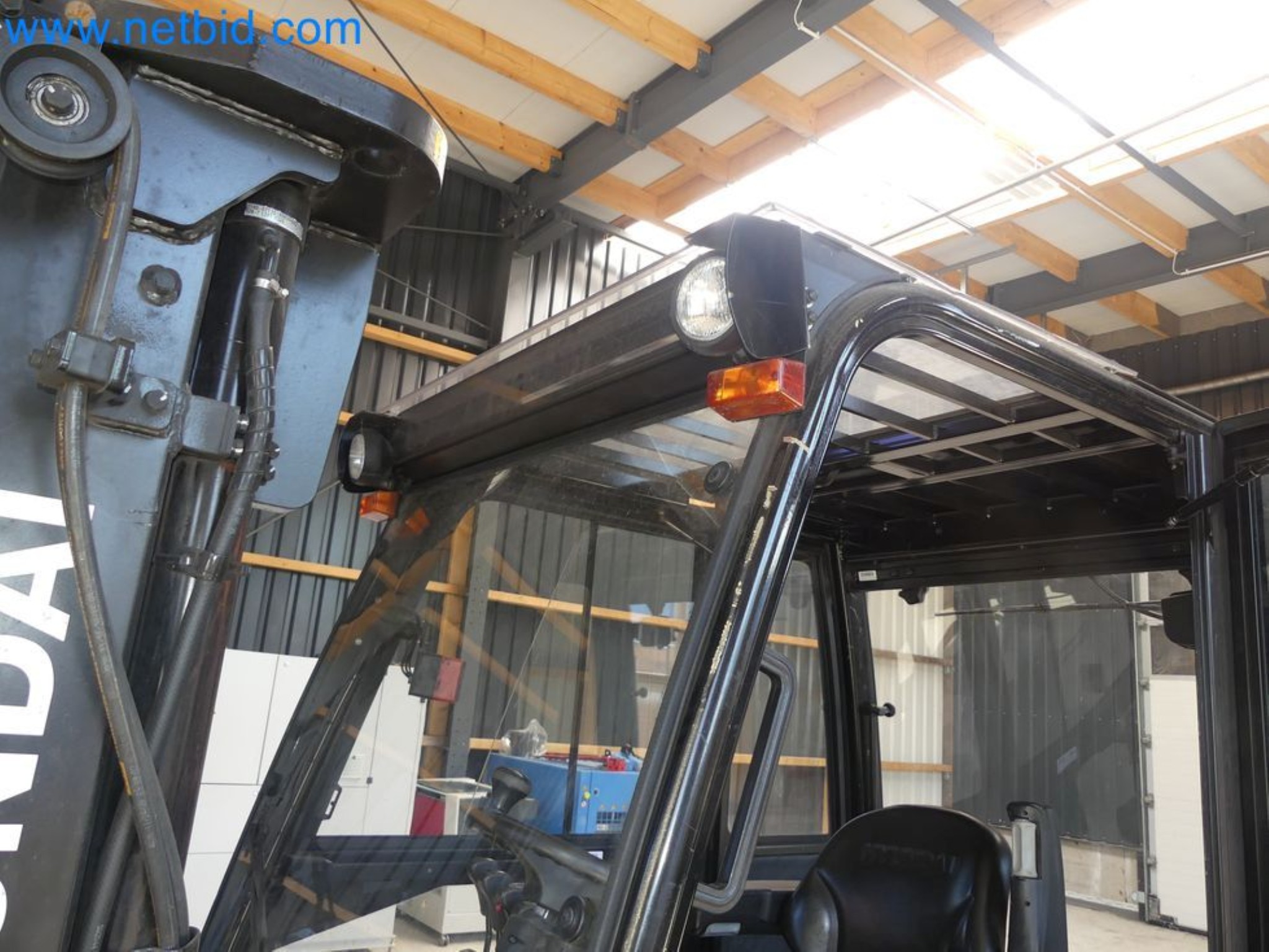 Hyundai 40B-9 electric front forklift truck with Still HFX 80V-170A charger-36