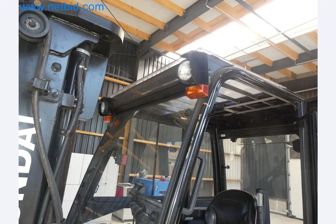 Hyundai 40B-9 electric front forklift truck with Still HFX 80V-170A charger-36