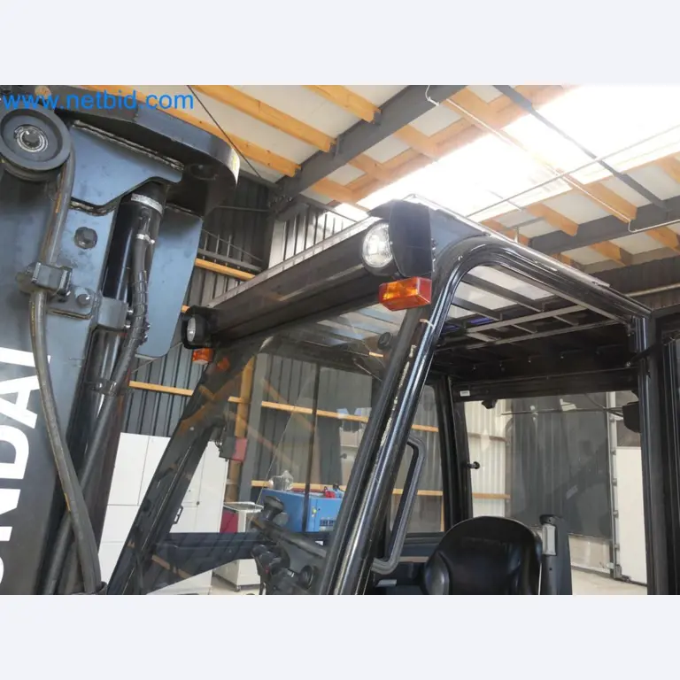 Hyundai 40B-9 electric front forklift truck with Still HFX 80V-170A charger-36