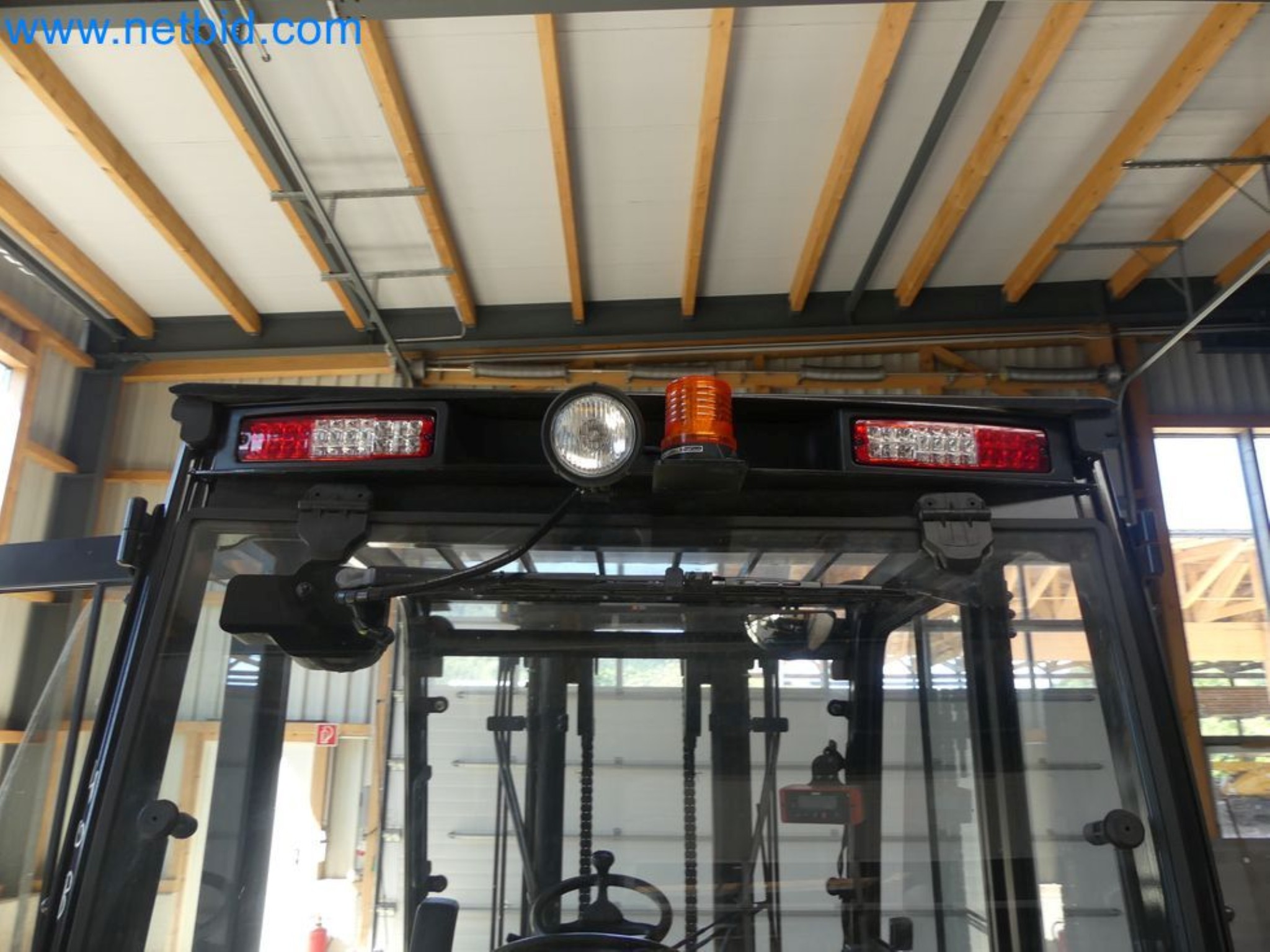 Hyundai 40B-9 electric front forklift truck with Still HFX 80V-170A charger-37