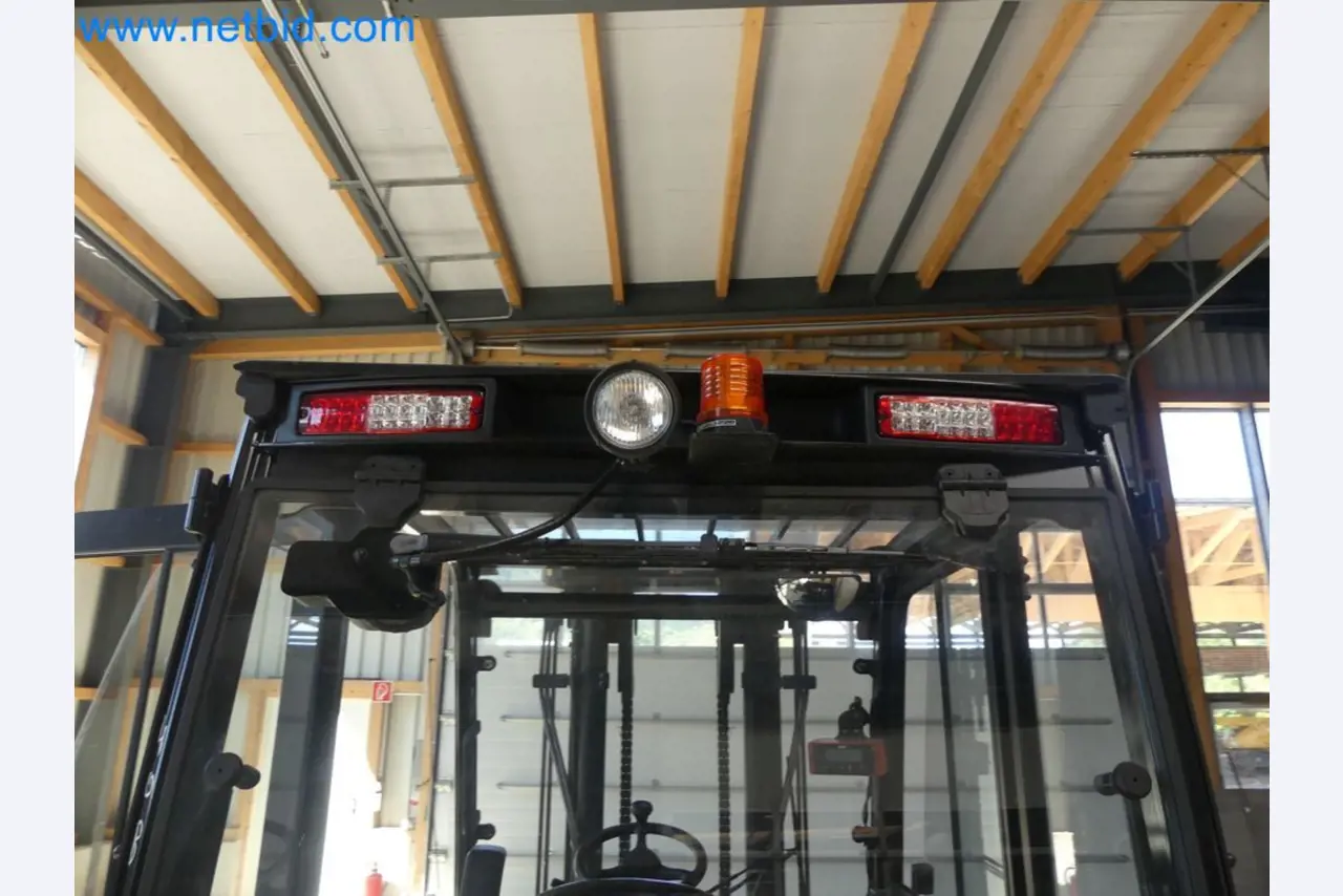 Hyundai 40B-9 electric front forklift truck with Still HFX 80V-170A charger-37