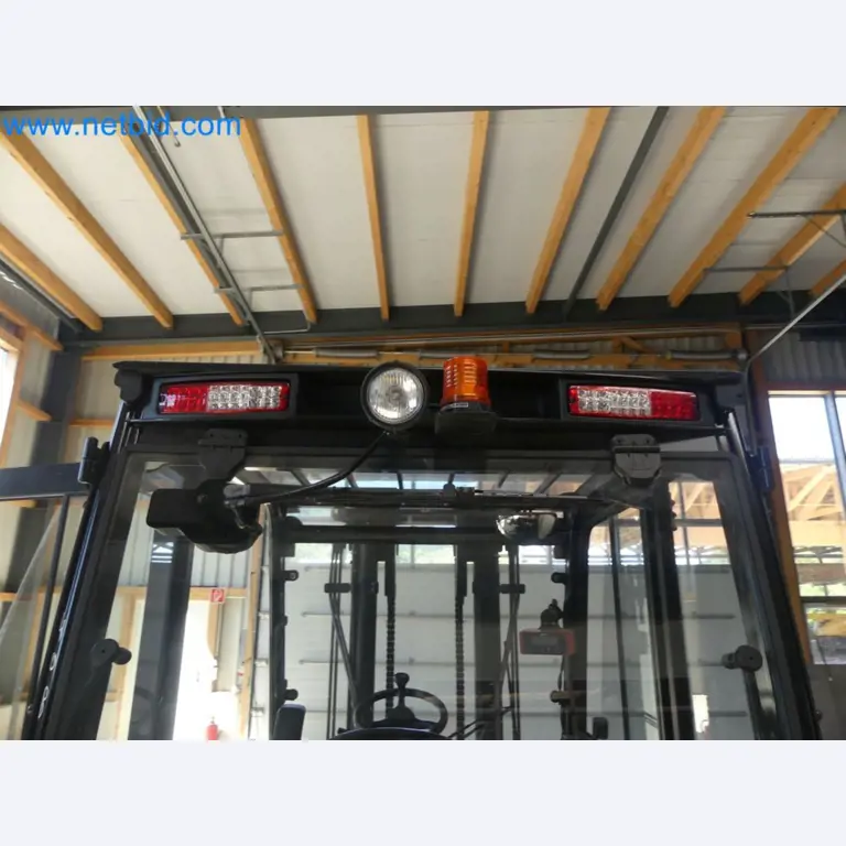 Hyundai 40B-9 electric front forklift truck with Still HFX 80V-170A charger-37