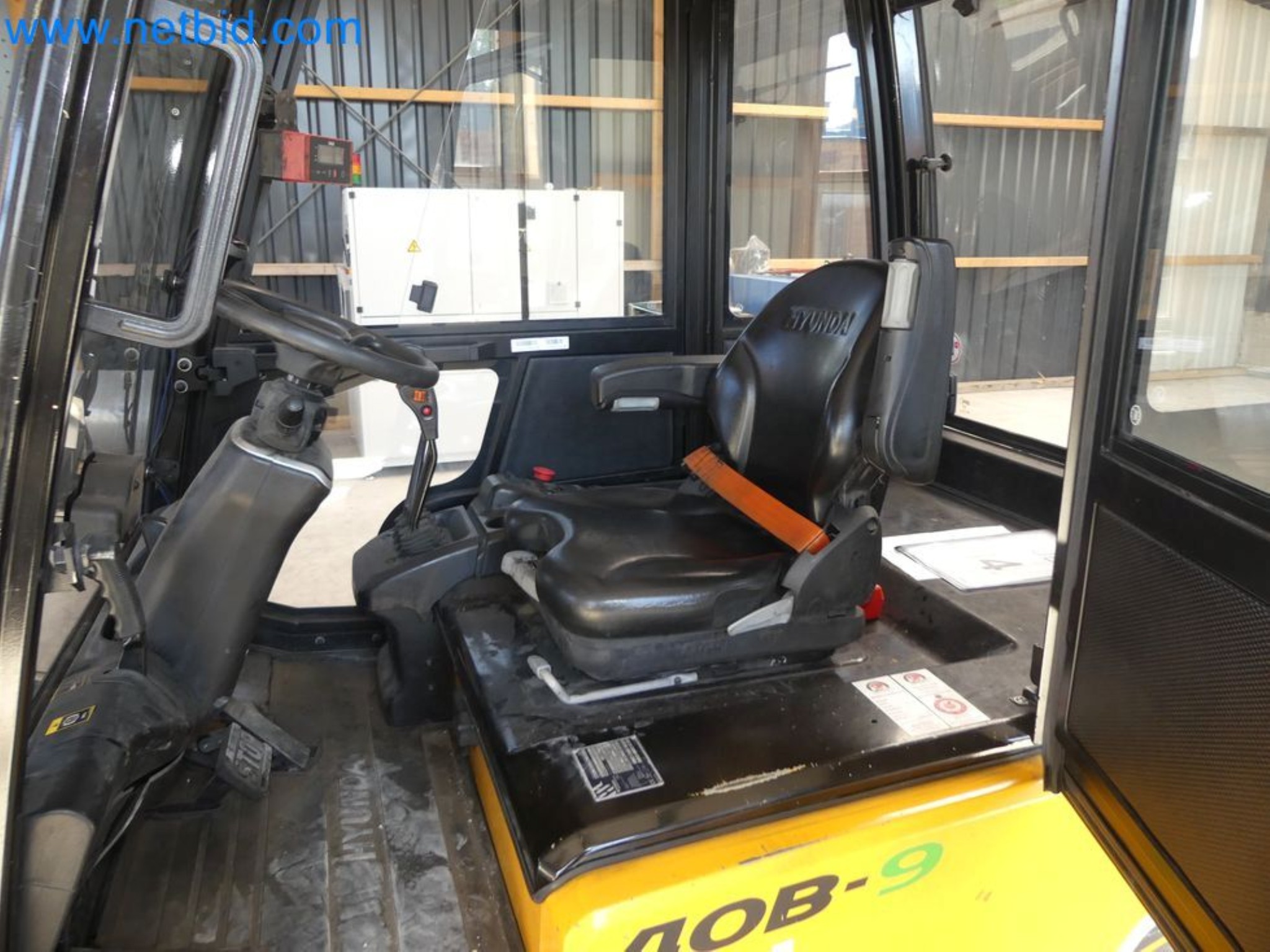 Hyundai 40B-9 electric front forklift truck with Still HFX 80V-170A charger-38