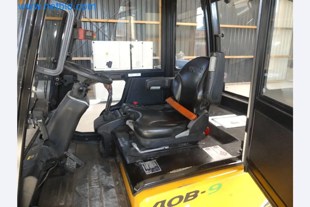 Hyundai 40B-9 electric front forklift truck with Still HFX 80V-170A charger-38