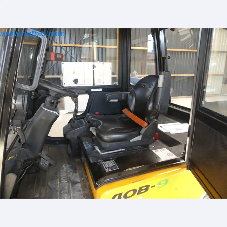 Hyundai 40B-9 electric front forklift truck with Still HFX 80V-170A charger-38
