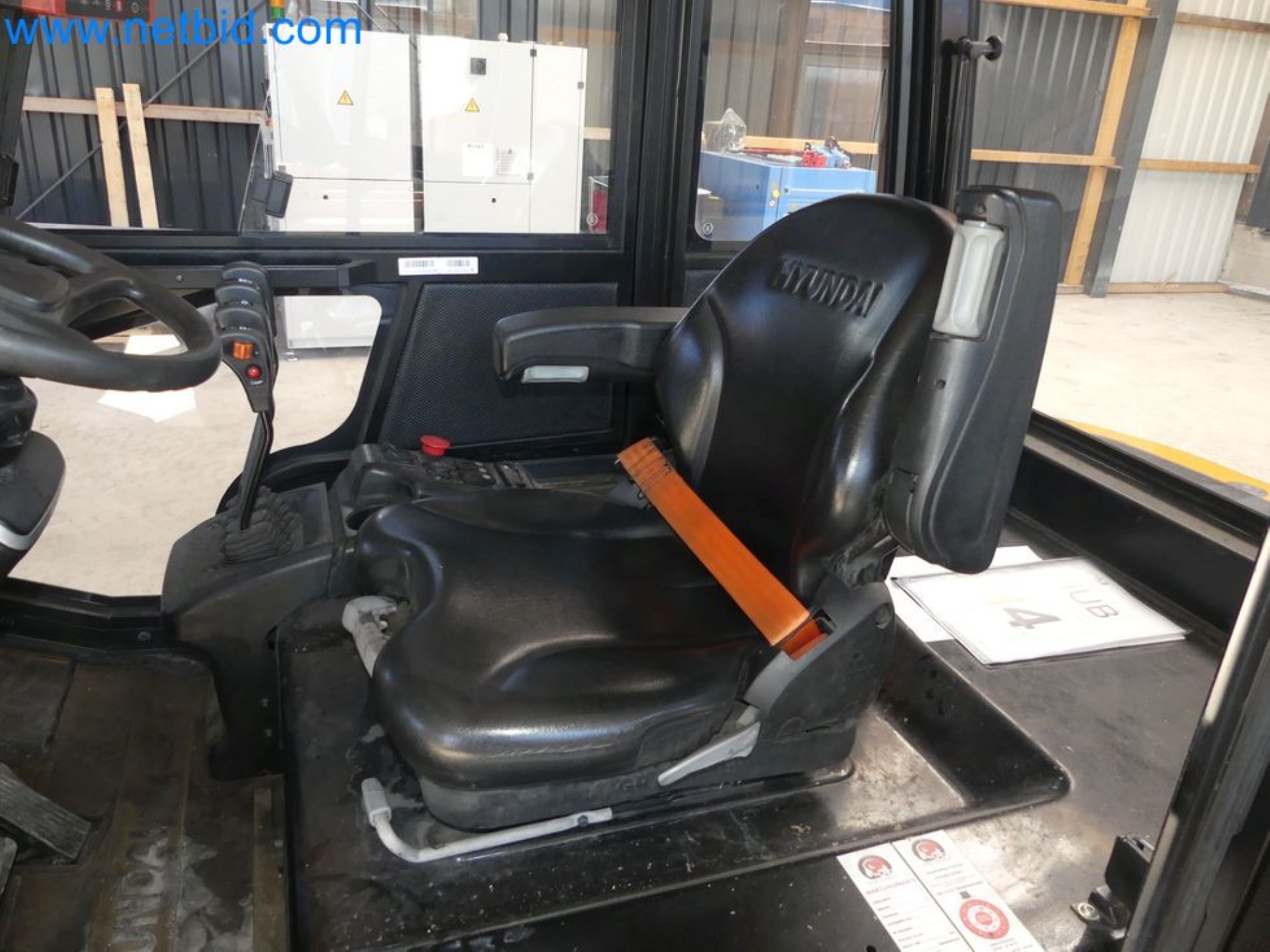 Hyundai 40B-9 electric front forklift truck with Still HFX 80V-170A charger-39
