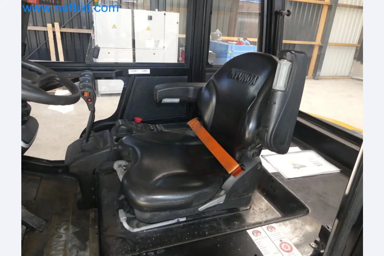 Hyundai 40B-9 electric front forklift truck with Still HFX 80V-170A charger-39