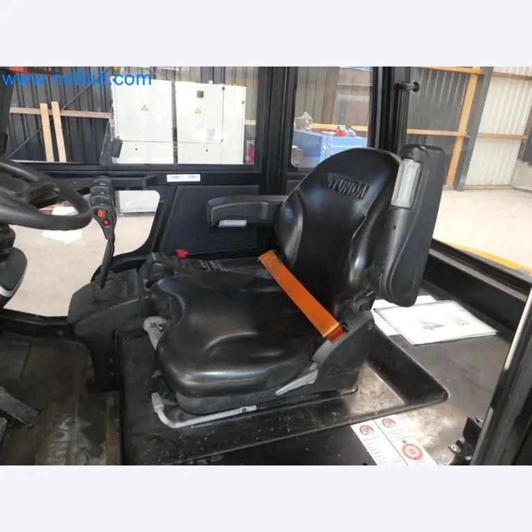 Hyundai 40B-9 electric front forklift truck with Still HFX 80V-170A charger-39