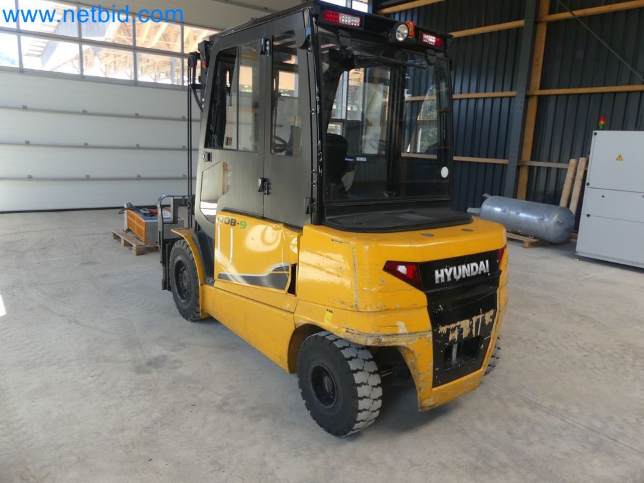Hyundai 40B-9 electric front forklift truck with Still HFX 80V-170A charger-3