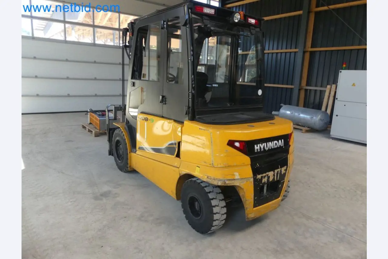 Hyundai 40B-9 electric front forklift truck with Still HFX 80V-170A charger-3