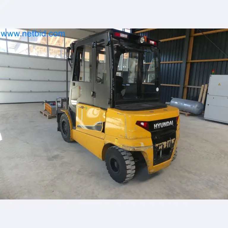 Hyundai 40B-9 electric front forklift truck with Still HFX 80V-170A charger-3