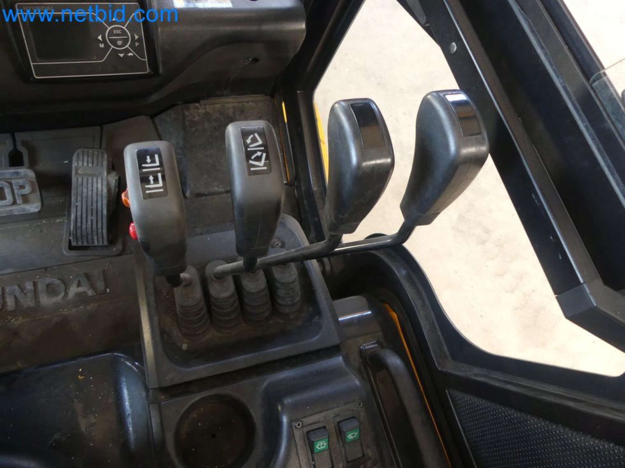 Hyundai 40B-9 electric front forklift truck with Still HFX 80V-170A charger-41