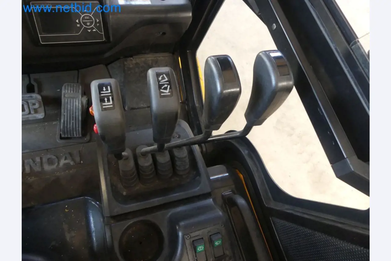 Hyundai 40B-9 electric front forklift truck with Still HFX 80V-170A charger-41