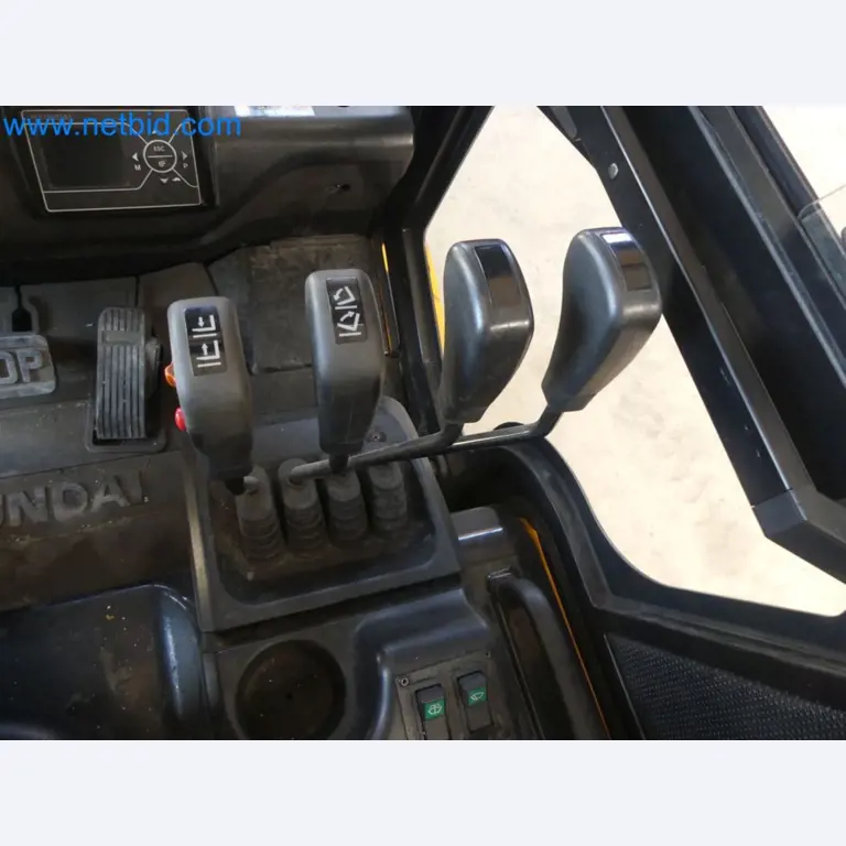 Hyundai 40B-9 electric front forklift truck with Still HFX 80V-170A charger-41