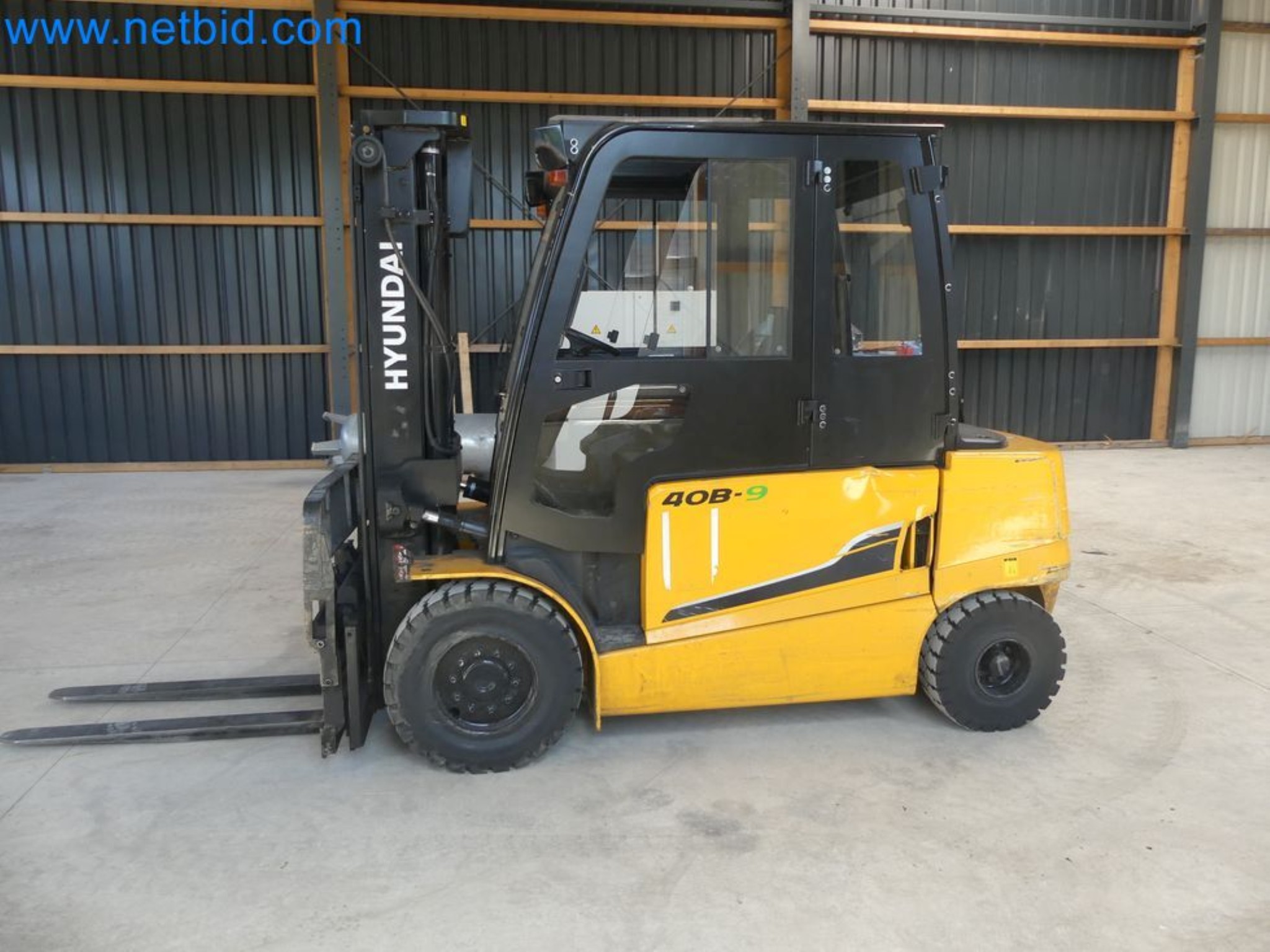 Hyundai 40B-9 electric front forklift truck with Still HFX 80V-170A charger-45