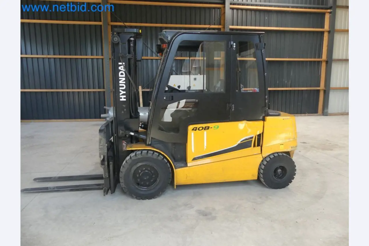 Hyundai 40B-9 electric front forklift truck with Still HFX 80V-170A charger-45