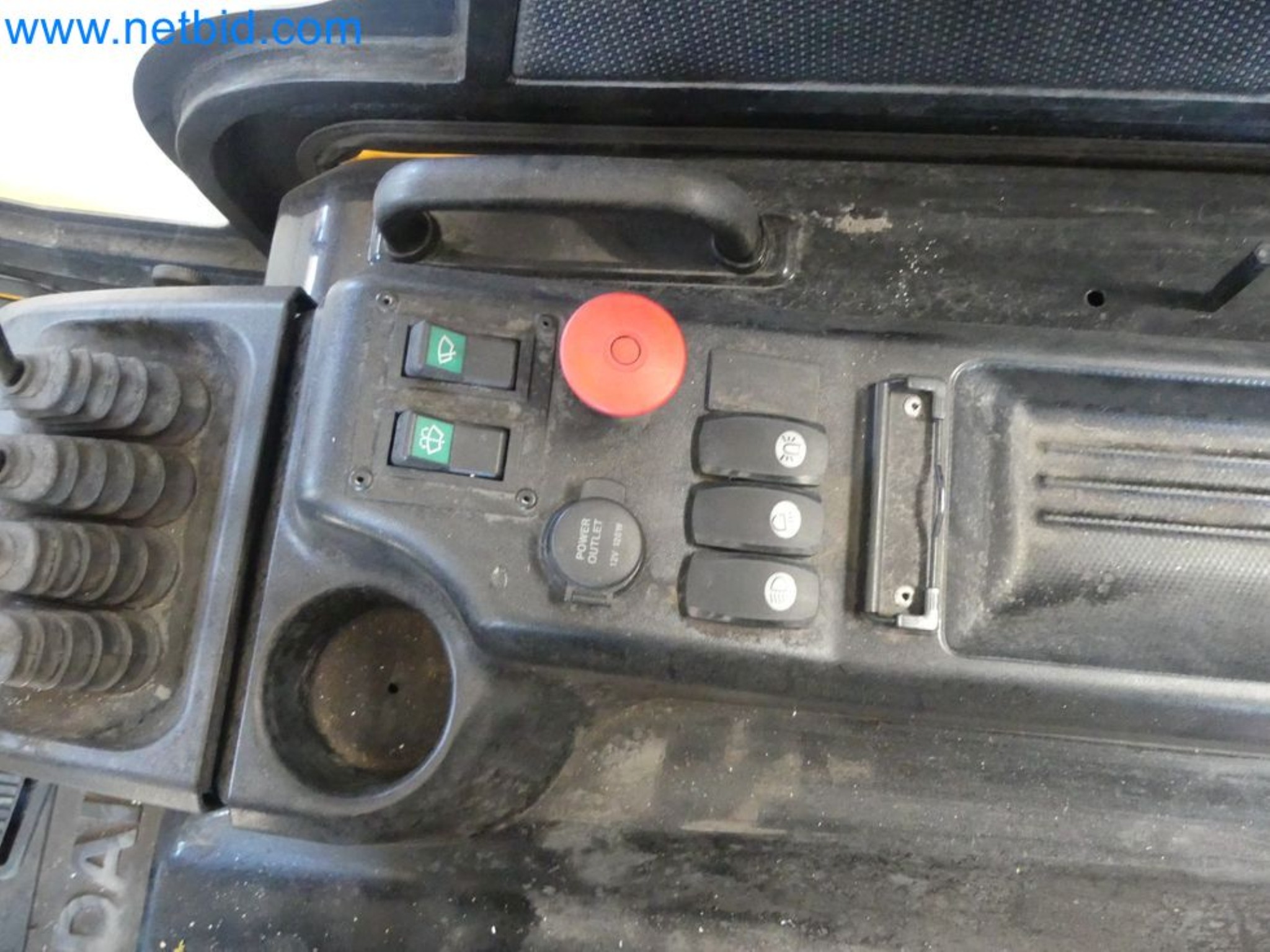 Hyundai 40B-9 electric front forklift truck with Still HFX 80V-170A charger-46