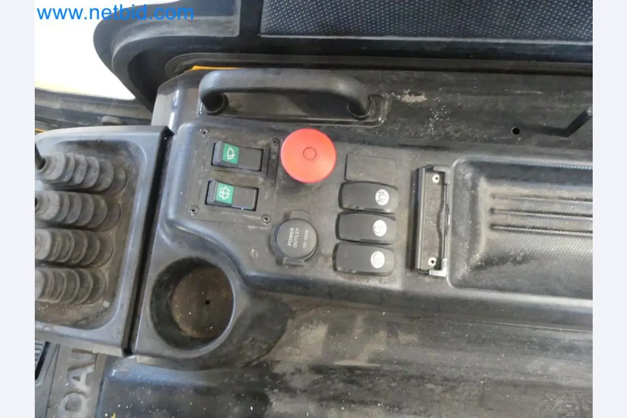 Hyundai 40B-9 electric front forklift truck with Still HFX 80V-170A charger-46